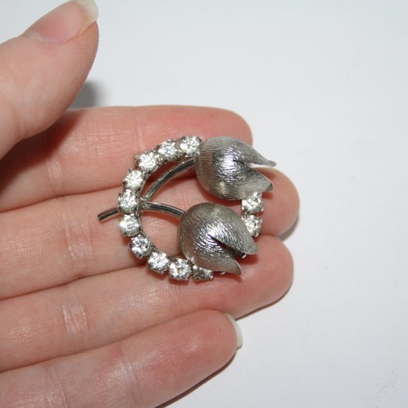 Vintage silver and rhinestone flower brooch - Picture 2 of 4